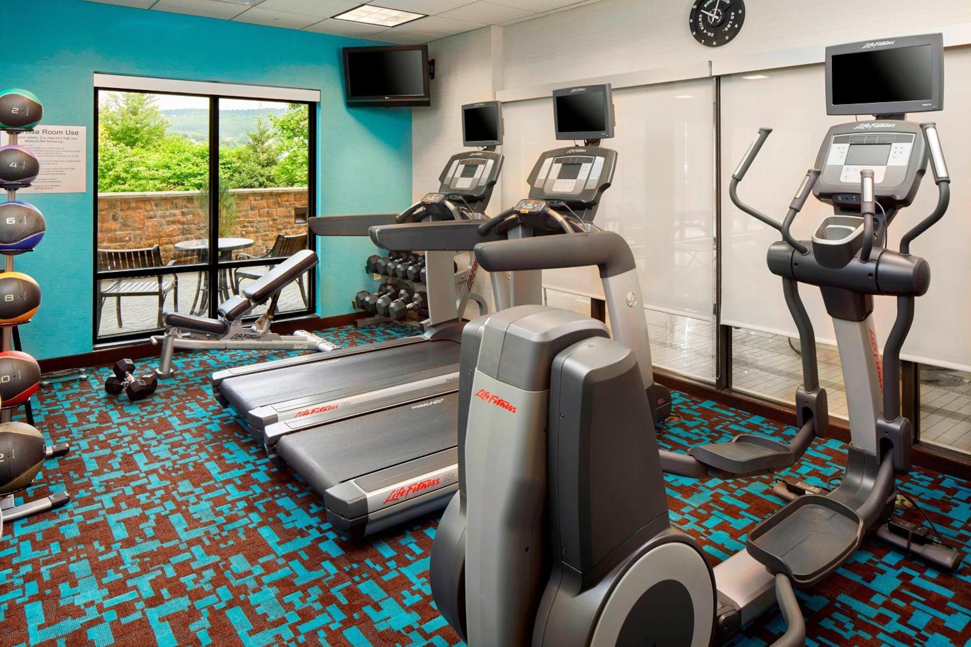 Fairfield Inn & Suites By Marriott Cumberland Bagian luar foto
